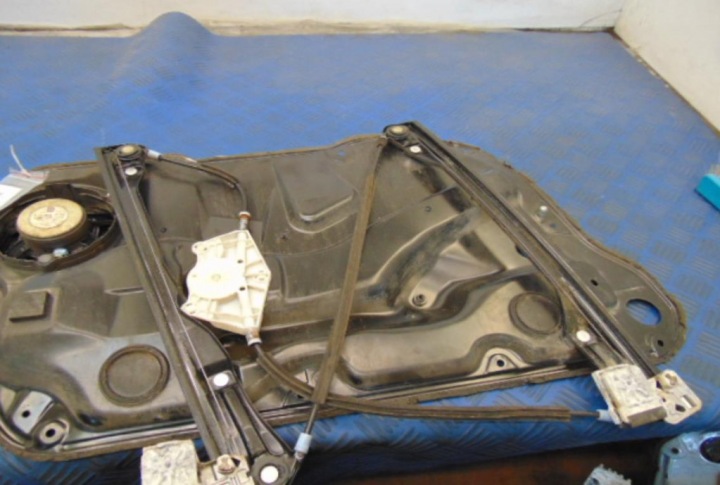 VOLKSWAGEN GOLF IV 1.6 8V UNIVERSEL ÉLÉVATEUR VITRES DROIT AVANT