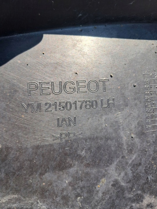 PEUGEOT RCZ GAUCHE PASSAGE DE ROUE AVANT YM21501780 FACILE ENDOMMAGÉ