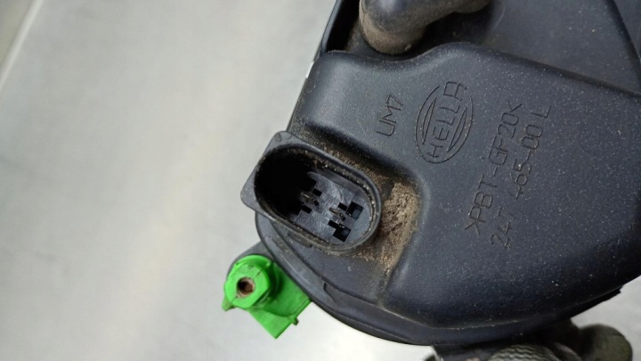 PHARES ANTIBROUILLARD GAUCHE 247 465-00L AUDI A8 D3 05-07R