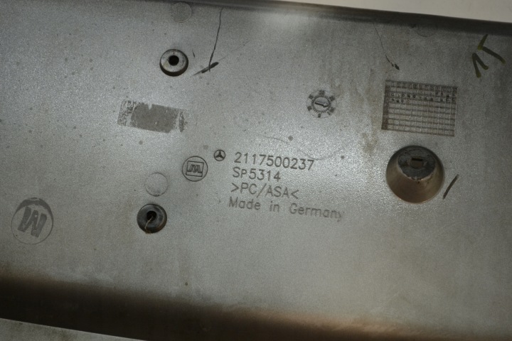MERCEDES W211 BERLINE CACHE MOULURE COUVERCLES DE COFFRE ARRIÈRE 2117500237