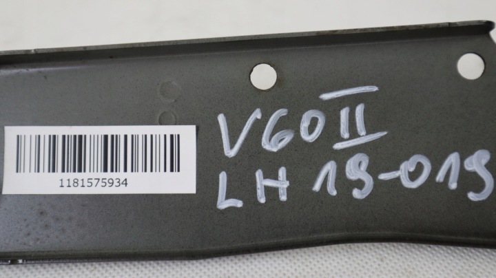 VOLVO V60 II FIXATION GARDE-BOUE GAUCHE 19 019 31468233