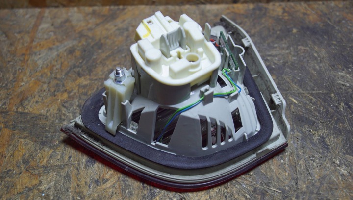 BMW E90 LIFT PHARE GAUCHE ARRIÈRE LED 7154155 (C1863)
