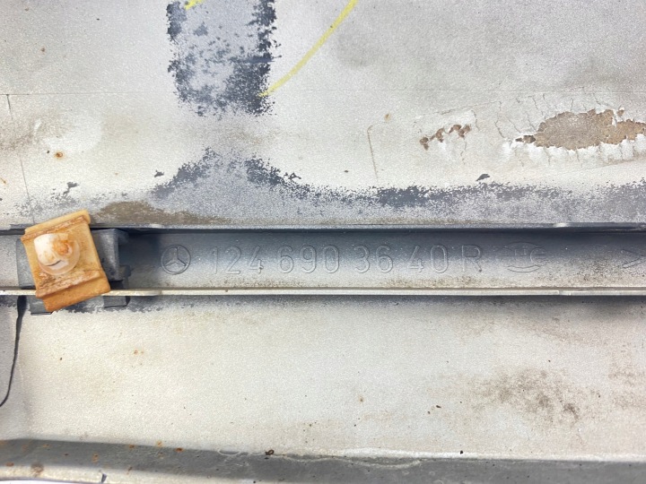 LARGE MOULURE LATÉRALE GARDE-BOUE DROIT AVANT MERCEDES W124 COUPÉ 1246903640