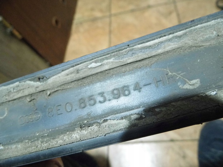 AUDI A4 B6 2.5TDI 02' SED MOULURE PORTES DROIT ARRIÈRE 8E0853964
