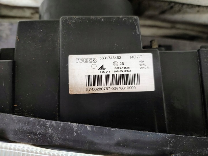PHARE GAUCHE OU DROITE AVANT IVECO STRALIS 5801745449 5801745452