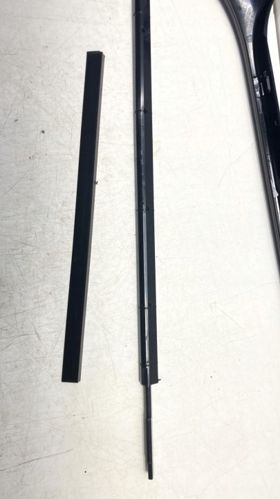 MERCEDES G-KLASA W463 REVÊTEMENT MOULURE VITRES GAUCHE A4636982700