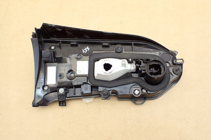 TOYOTA RAV4 V 2019- PHARE ARRIÈRE ARRIÈRE DROITE 8158042151 RH OE