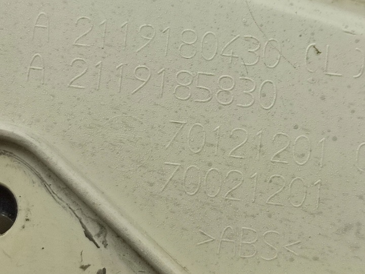 PLASTIQUE SIÈGES AVANT CÔTÉ DROITE MERCEDES-BENZ E W211 A2119180430