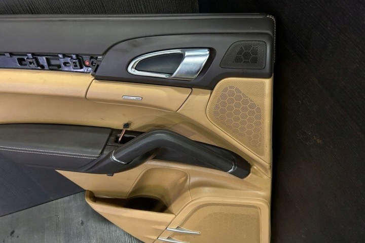 COLLECTEUR ARRIÈRE GAUCHES PORTES PORSCHE CAYENNE (92A) 7P5867211G 4.8L GASOLINE