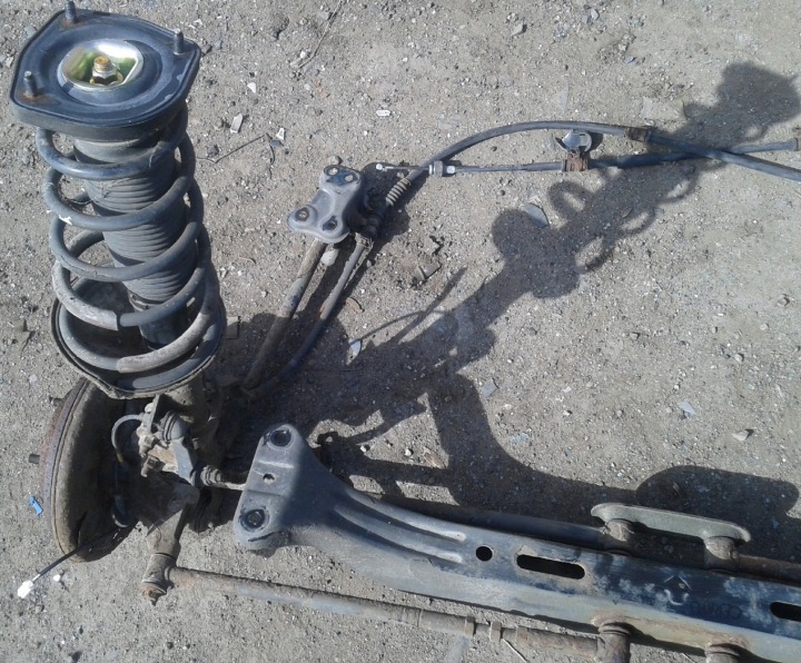AXE ARRIÈRE ARRIÈRE POUTRE AMORTISSEURS RESSORTS KIA CERATO I HAYON BERLINE COMPACTE 04-08