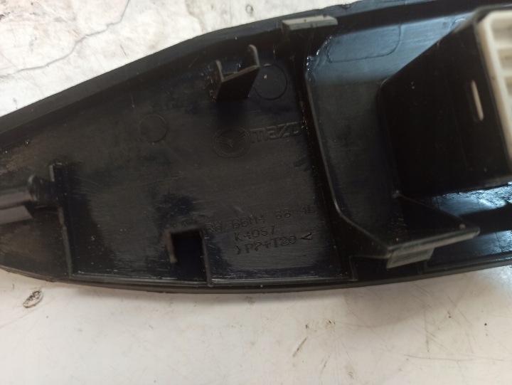 MAZDA 3 COMMUTATEUR VITRE DROIT AVANT BBM266370 BBM4684L1 BBM44281F