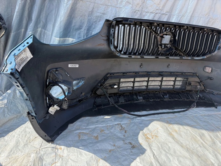VOLVO XC40 LIFT 2022- PARE-CHOCS AVANT ORIGINAL E303