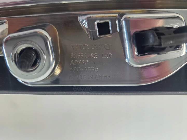 VOLVO V60 II 2018 DÉCOR TABLEAU DE BORD GRILLES CONDUIT D'AIR 31651196
