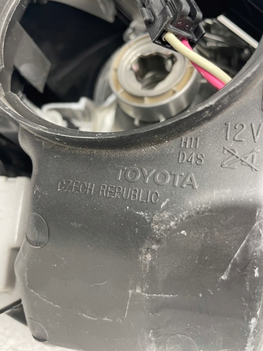 PHARE GAUCHE TOYOTA AVENSIS T27 LIFT 11-14