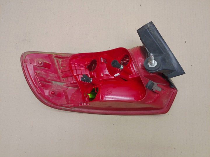 PHARE DANS AILE DROITE ARRIÈRE ARRIÈRE AUDI A3 8P ANNÉE 2003-2008 5D 5 PORTES