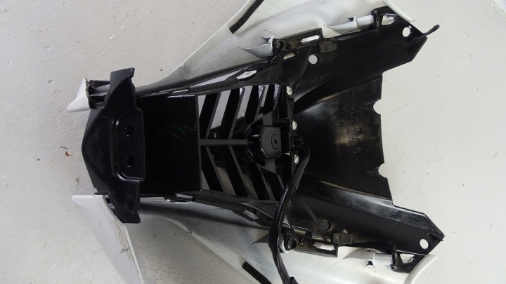 E115 YAMAHA YZF R6RJ15 R6 RJ15 CASQUETTE CALOTTE PROTECTION DÉFLECTEUR D'AIR