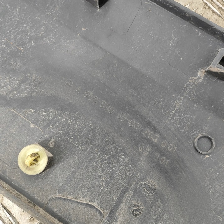 MOULURE ARRIÈRE DROIT GARDE-BOUE MERCEDES-BENZ SPRINTER 3,5-T FURGON (906)