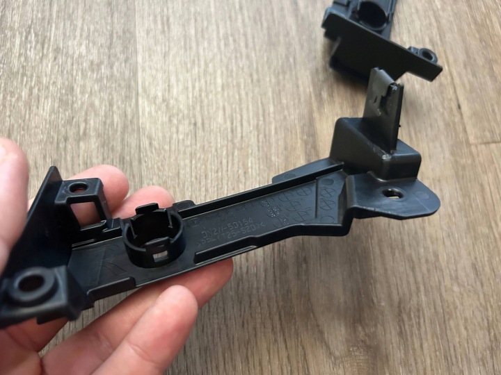 MAZDA CX-3 DK LIFT 18-21 PROTECTION CORBEILLE CAPTEUR PDC CALANDRE DROIT DN2W OE