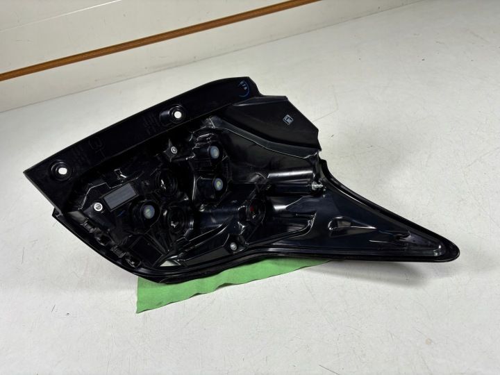 PHARE GAUCHE ARRIÈRE TOYOTA YARIS IV 4 V356/015L