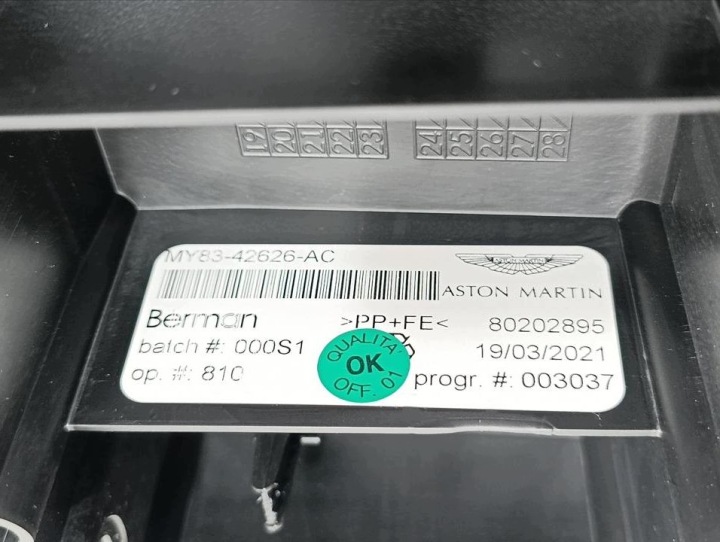 PANNEAU SERRURE COUVERCLES DE COFFRE MY8342626AC ASTON MARTIN DBX 2021