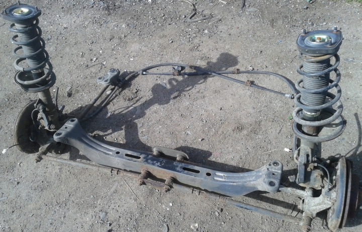 AXE ARRIÈRE ARRIÈRE POUTRE AMORTISSEURS RESSORTS KIA CERATO I HAYON BERLINE COMPACTE 04-08