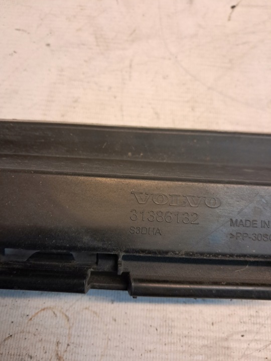 GLISSIÈRE FIXATION BAGUETTES SEUIL DROIT VOLVO S90 II 31386132