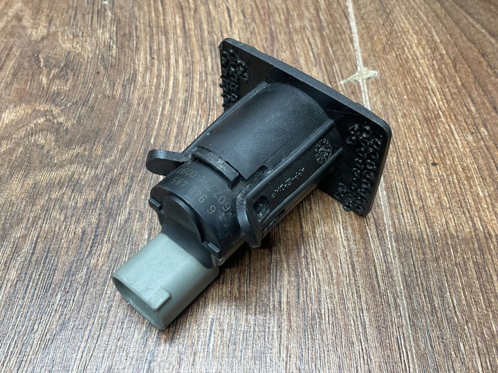 CAPTEUR FIXATION CORBEILLE PDC AVANT 5 BMW E60 6940485 7056871
