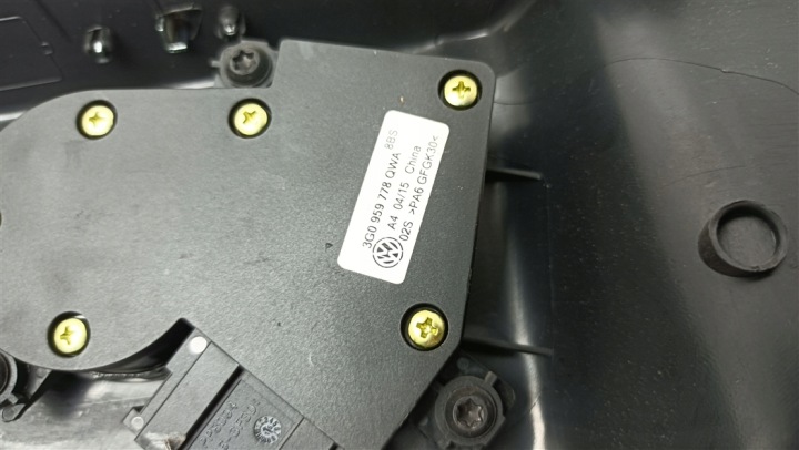 PROTECTION PLASTIQUE RÉGLAGE SIÈGES DROIT AVANT VW PASSAT B8 14- 3G0881318A