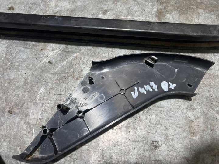 MERCEDES W447 BARRE GUIDE PORTES DROITE GALET
