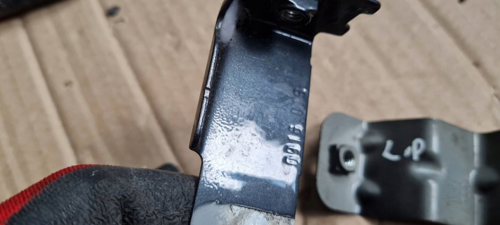 A4 B9 8W S4 POIGNÉE FIXATION GARDE-BOUE GAUCHE AVANT LX7L 8W0821471