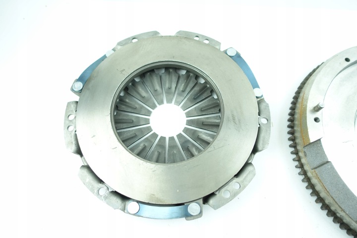 AVENSIS T22 T25 2.0 D-4D EMBRAYAGE VOLANT D'INERTIE RIGIDE MODIFICATION