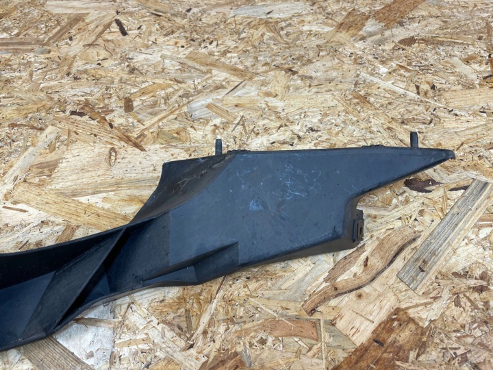 FIXATION POIGNÉE GLISSIÈRE PHARES AVANT DROIT AUDI A1 8X 8X0805608 2010-