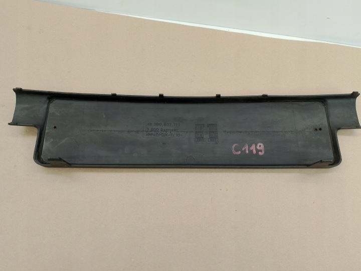 VW PASSAT B5 MOULURE SOUS PLAQUE D'IMMATRICULATION SUPPORT NUMÉROS