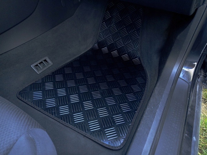 TAPIS DE SOL CAOUTCHOUC TOUTES SAISONS FIAT 126P (1972-00)