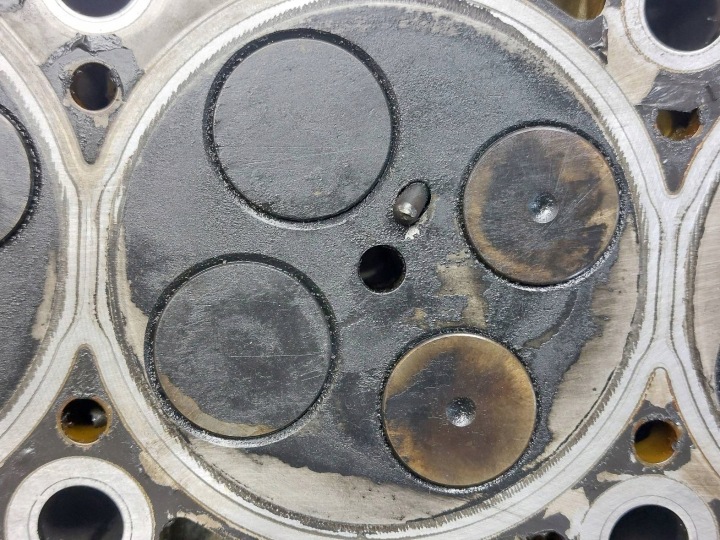 CULASSE GAUCHE AUDI A6 C5 2.5 TDI 059103373D 059129713Q