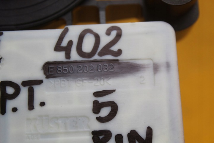 PETIT MOTEUR CONTRÔLEUR VITRES DROIT ARRIÈRE SKODA OCTAVIA III 5 GOUPILLE 5Q0959812A