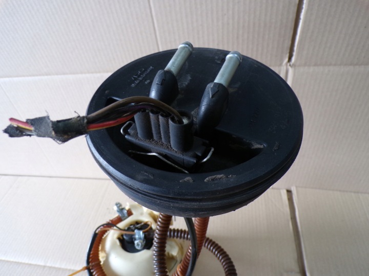 PASSAT B4 1.8B POMPE CARBURANTS 3A9919051M