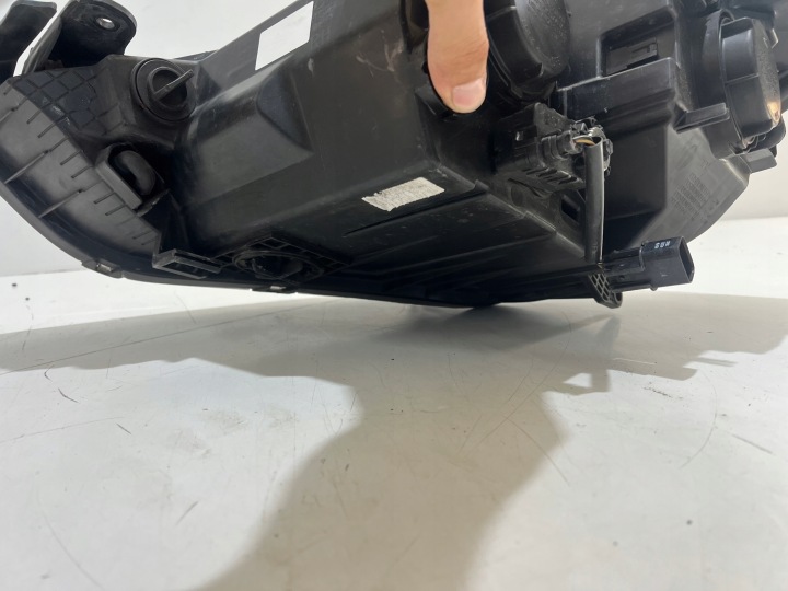 PHARE DROITE AVANT AVANT HYUNDAI VELOSTER LENTILLE LED 92102-2V030 BONNES CONDITIONS