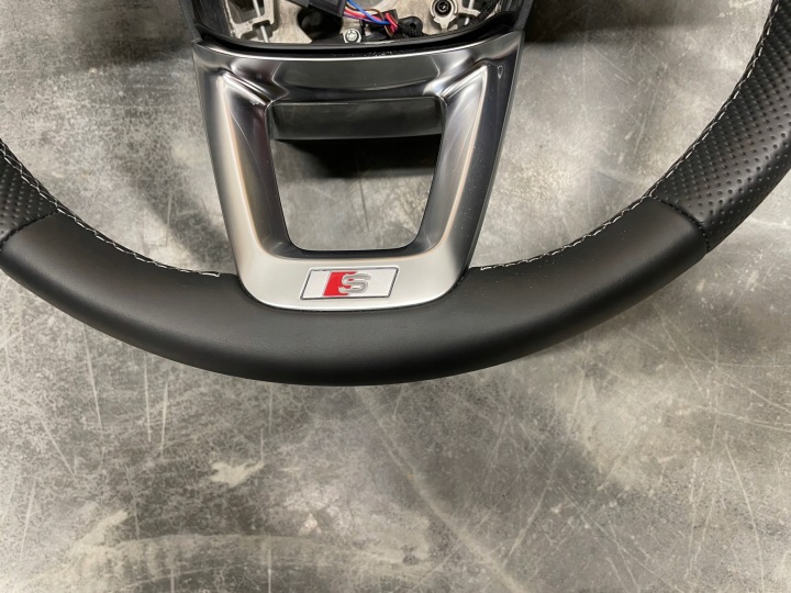 VOLANT AUDI Q5 SQ5 80A S-LINE PERFORÉE PALETTES