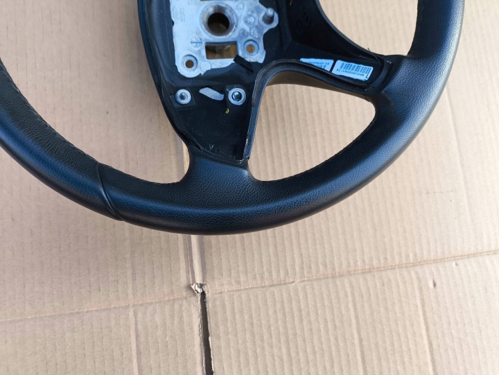 VOLANT MERCEDES W204 EN BON ÉTAT