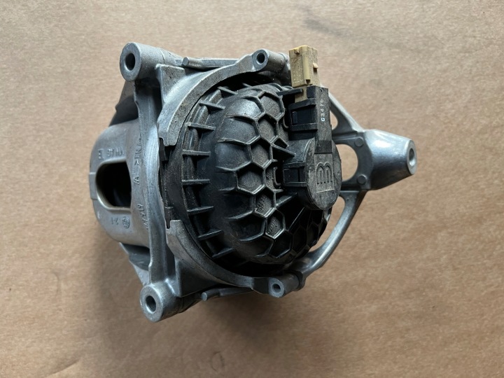 AUDI A8 D5 4N 3,0 TFSI COUSSIN MOTEUR 4M0199371L