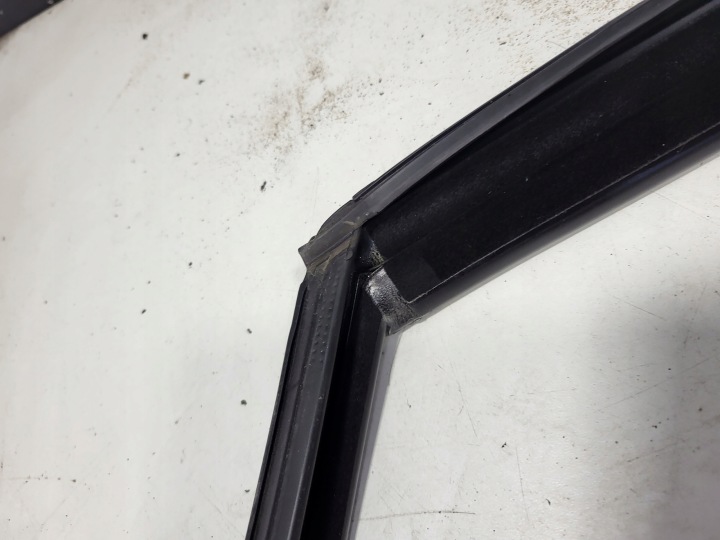JOINT D'ÉTANCHÉITÉ GUIDE VITRES GAUCHE AVANT PEUGEOT 3008 I 9682925780