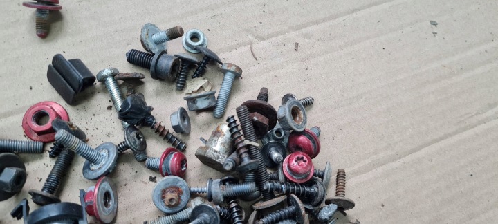 A6 C6 LIFT BOULONS CLIPS ZATRZASKI BOULONS COURROIE GARDE-BOUE LZ3F VW AUDI