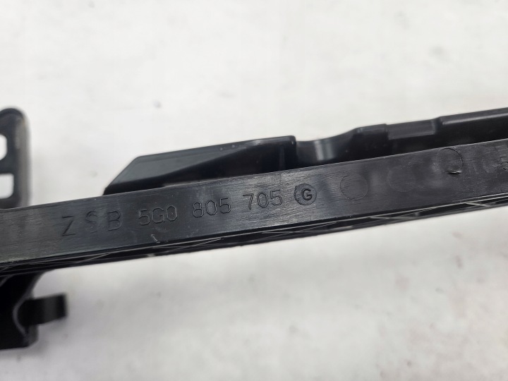 VW GOLF VII 7 2012 19 GLISSIÈRE FIXATION CENTRAL PARE-CHOCS AVANT 5G0805705G