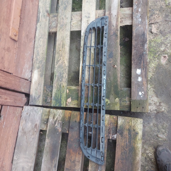 GRILLE CENTRALE PARE-CHOCS AVANT CITROEN BERLINKO III 9677603677