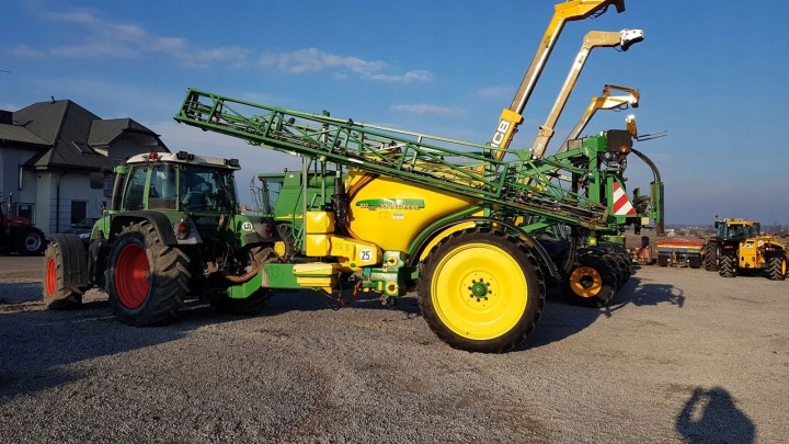JOHN DEERE 832 EN BON ÉTAT PULVÉRISATEUR JOHN DEERE 832 POUTRE 27M 3200L