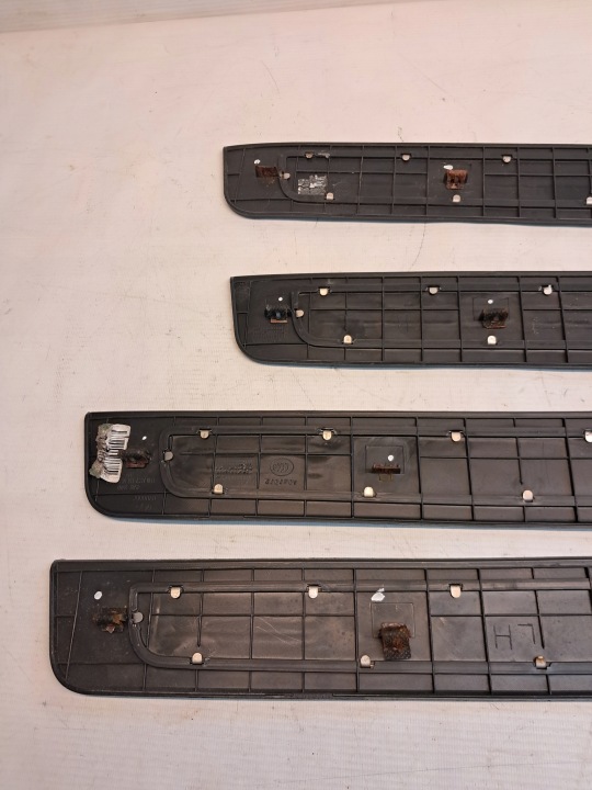MOULURE BAGUETTES REVÊTEMENTS SEUIL JEU HYUNDAI SANTA FE II 85881-2B000