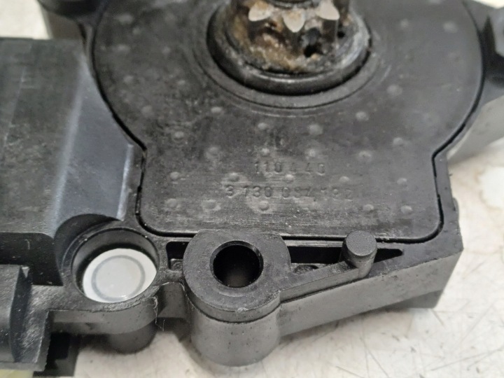 KIA CERATO 03- PETIT MOTEUR PODNSZENIA VITRES DROIT AVANT 2PIN 3130034192