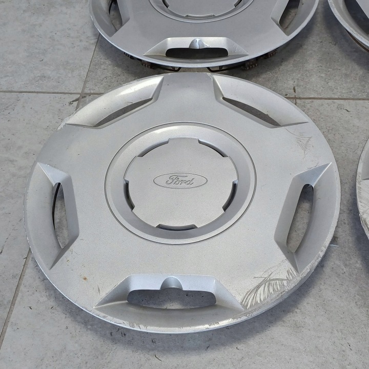 ENJOLIVEURS CHAPEAU 14 FORD FIESTA 2S611130AA NR46 JEU