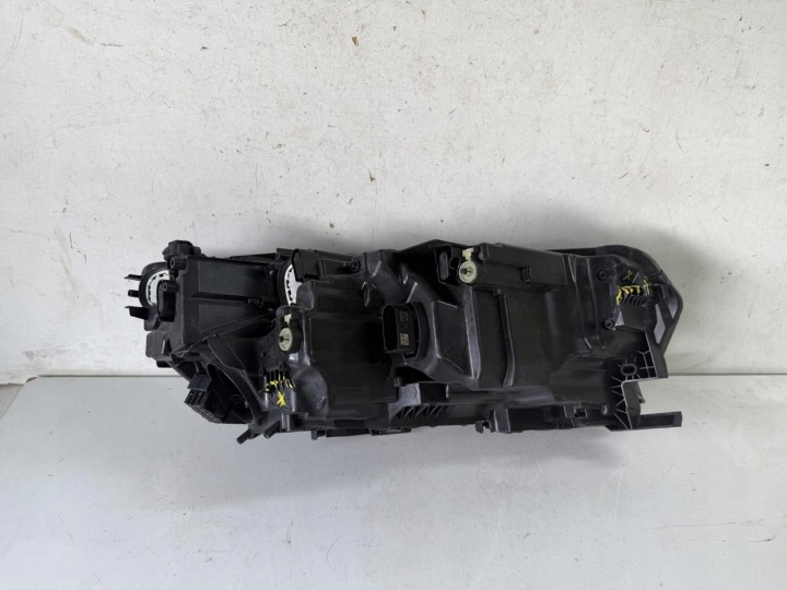 PHARE GAUCHE AVANT SKODA OCTAVIA IV 4 LIFT 24-